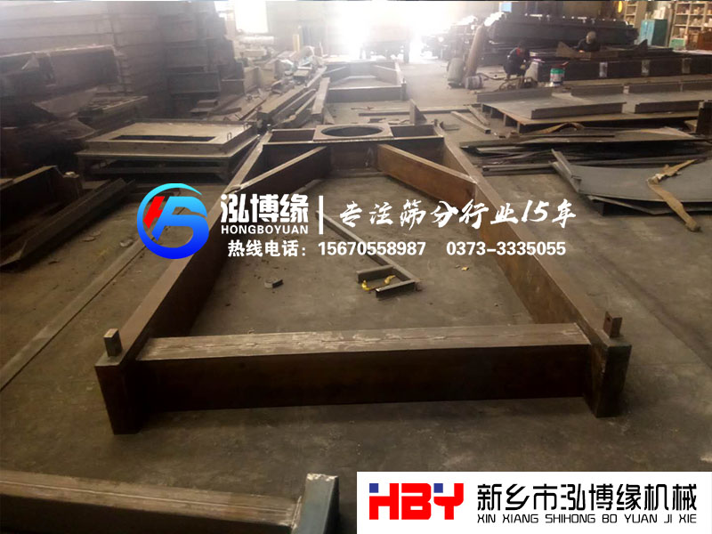 使用平面回轉(zhuǎn)篩時(shí)，應(yīng)在開關(guān)機(jī)器時(shí)對機(jī)械再次檢查一下